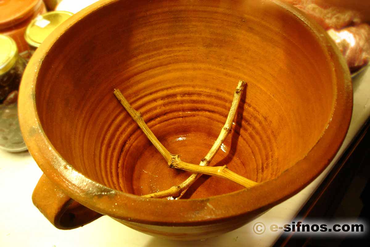 Παραδοσιακό πήλινο σκεύος μαστέλο στη Σίφνο